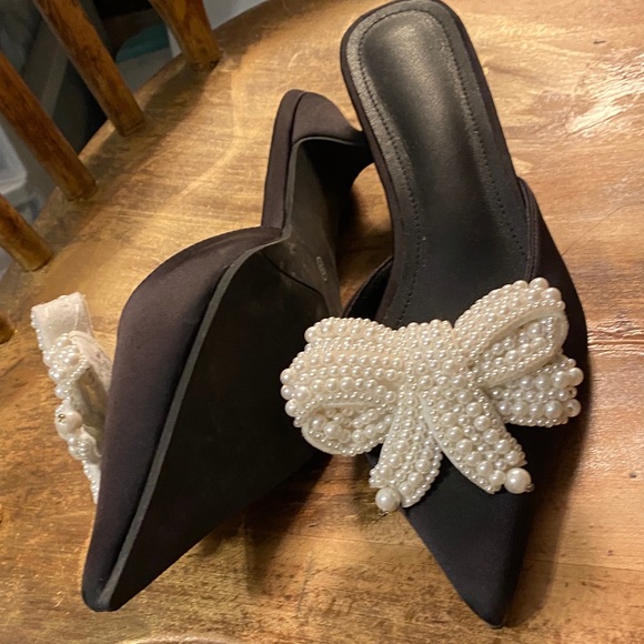 Elegant Black Slip-ons with Pearl Bow - Picture 4 of 6